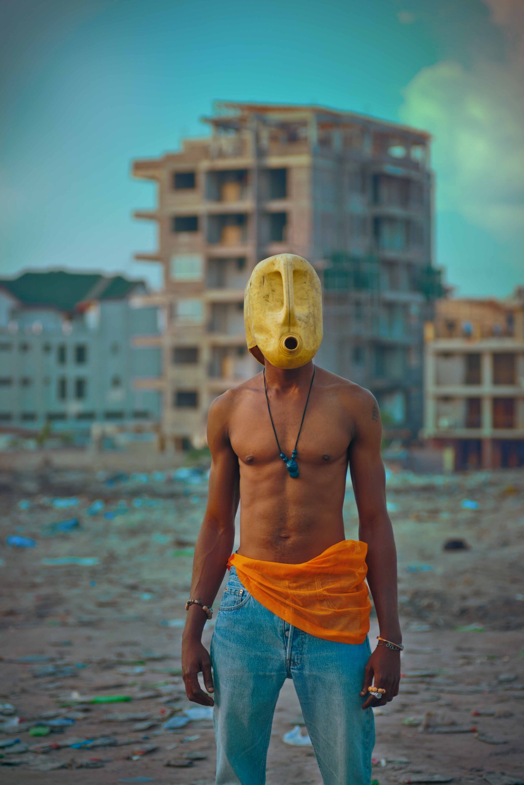 Copia di 1-TO ZANGI MAYI _L-Homme-au-bidon-jaune-_serie-La-Vie-est-Belle_Furie-x-Mvnzi_LOW TO ZANGI MAYI - Image 1